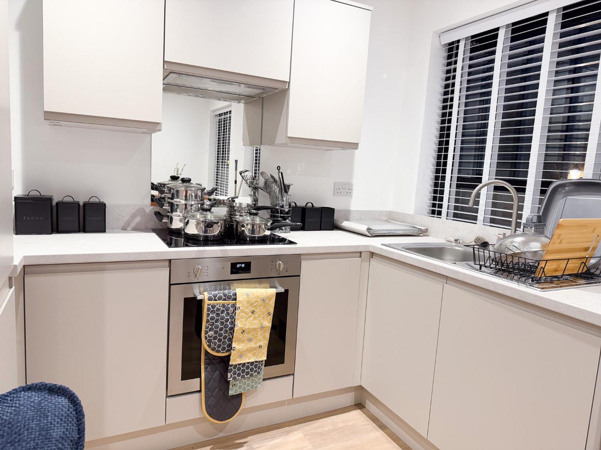 Spacious Modern 1 Bed Apartments In St Neots - Perfect For Contractors & Professionals - Free Parking - Wifi - Fully Equipped Kitchen - Smart Tv Ideal For Work Stays And Long Projects Saint Neots Exterior foto